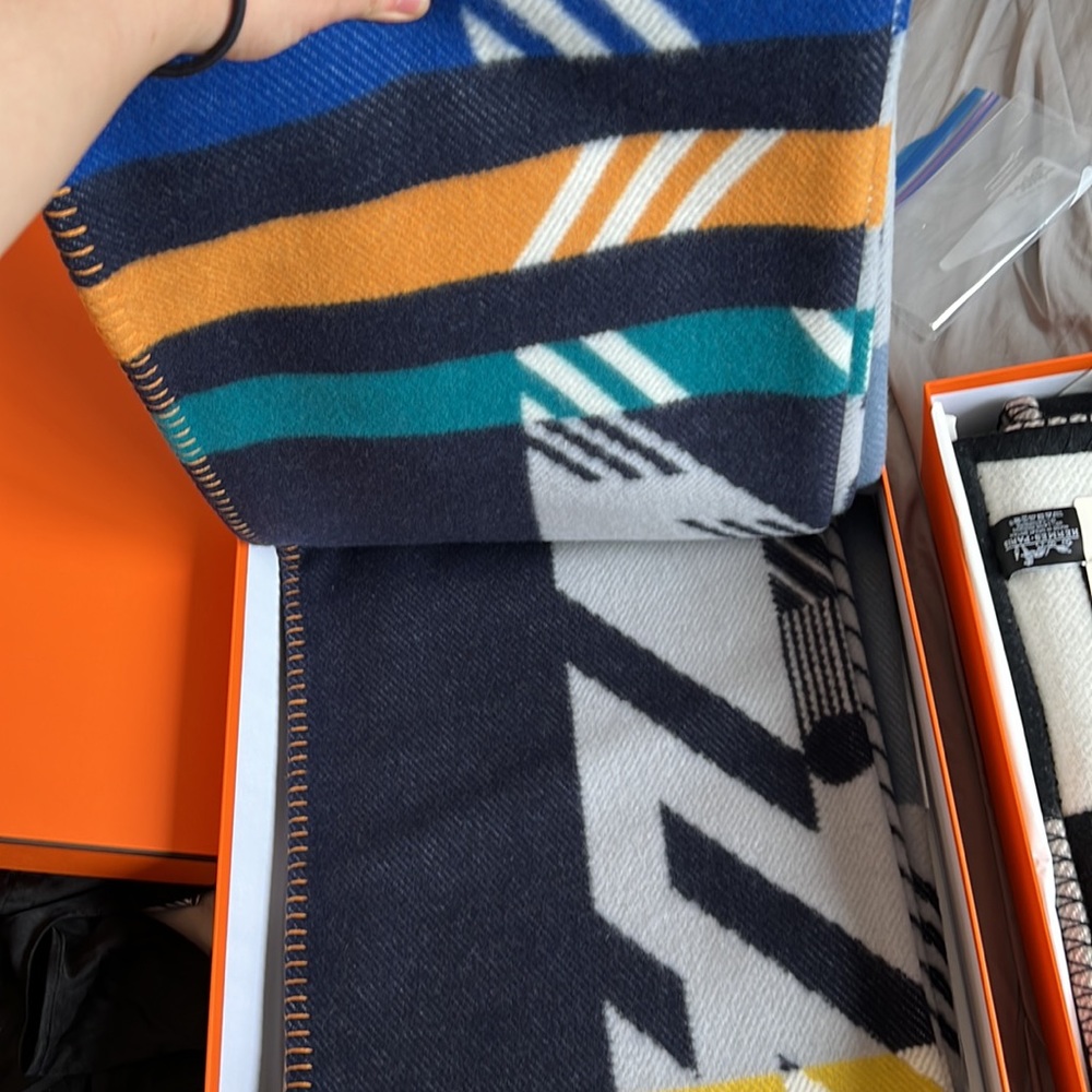 Brand new hermes blanket jump H - Picture 2 of 8